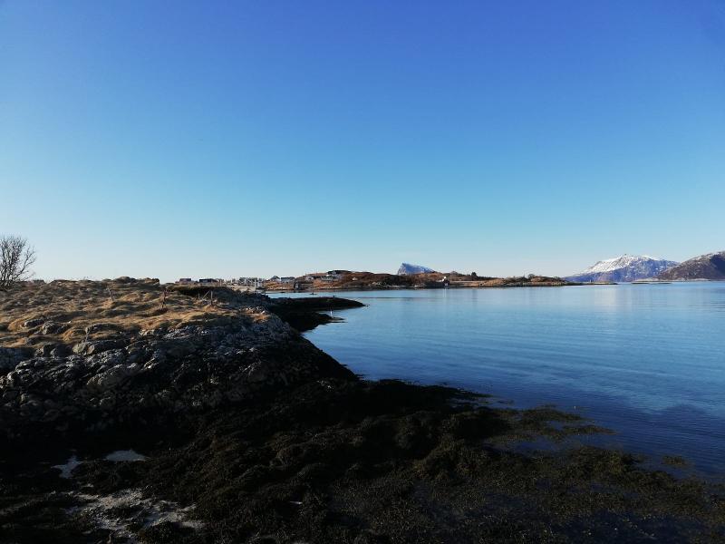Nydeleg dag med sol er ideelt for fjernmåling. Snøen har allereie smelta, og vi kan sjå ein roleg sjø med klart vatn på Sommarøy.